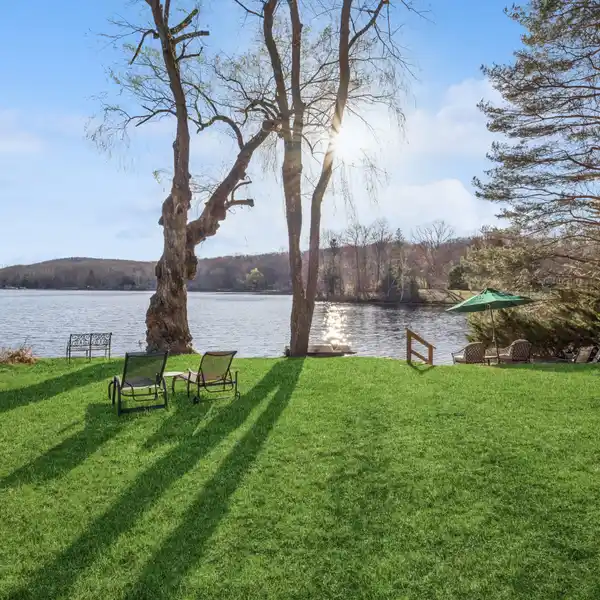 LAKEFRONT RETREAT HOME