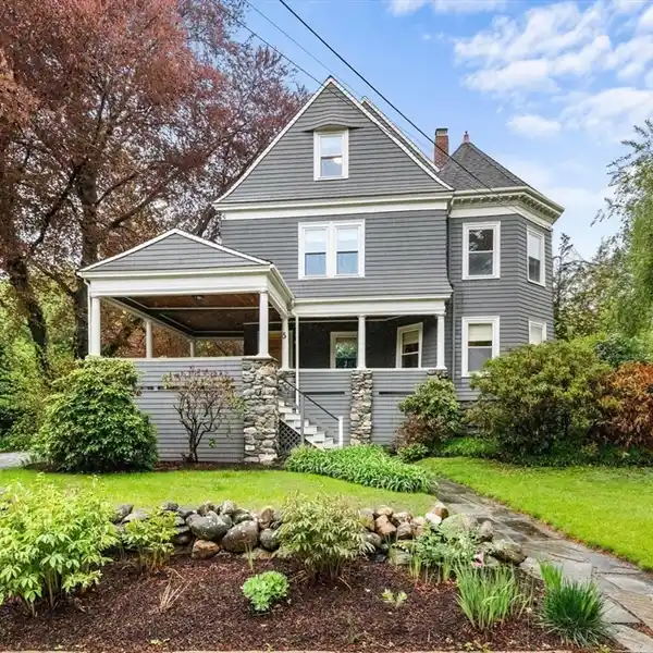 GRACIOUS QUEEN ANNE-STYLE GEM