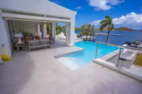 Elegant Lagoon-front Retreat