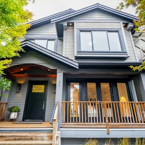 EXQUISITELY BUILT CUSTOM HOME