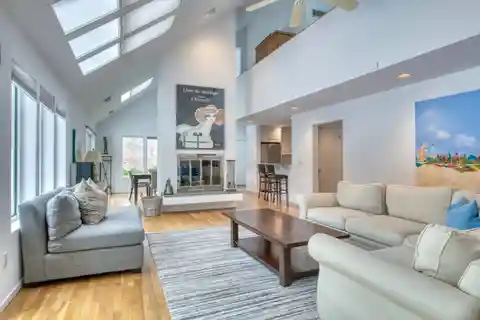 Bright and Sunny Contemporary Home for Rent
