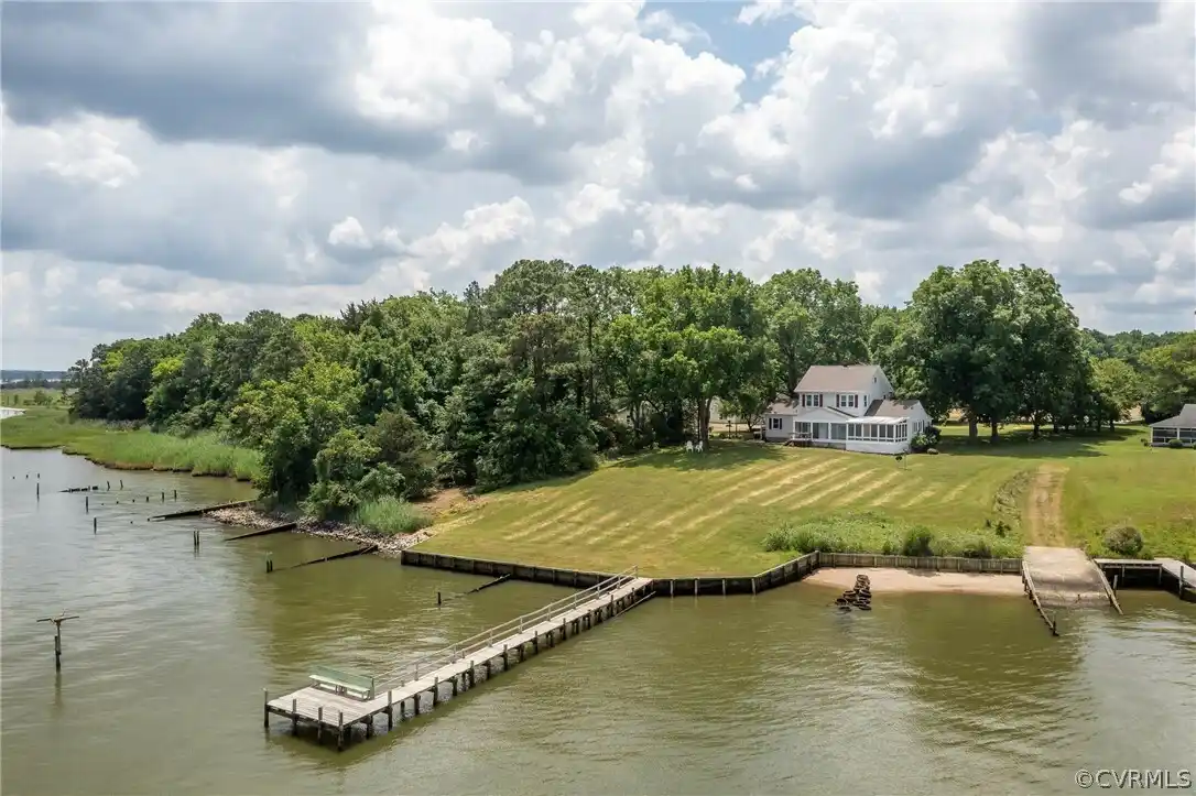 Waterfront Farm Retreat with Cottage