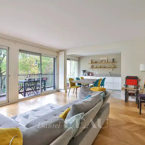 SUNLIT APARTMENT WITH EXPANSIVE BALCONY VIEWS