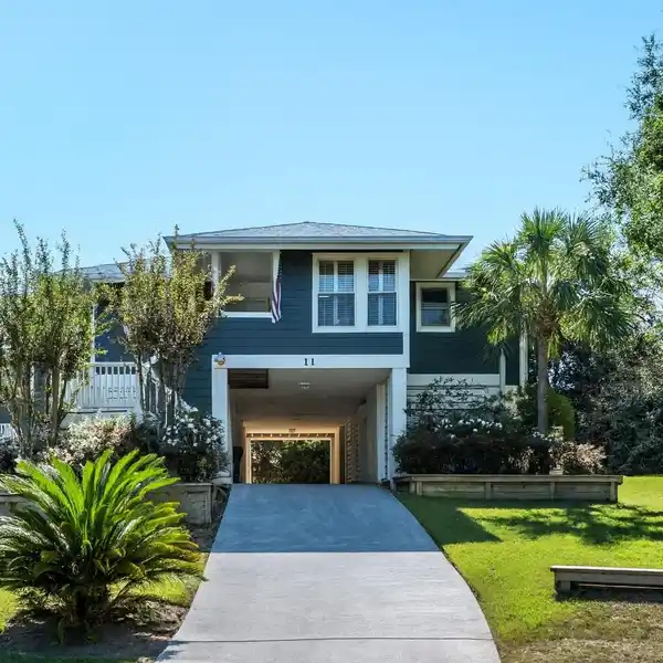 PRIVACY AND CONVENIENCE IN SOUGHT-AFTER BEACHSIDE