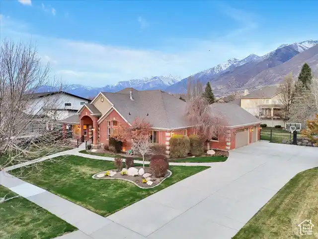 Exceptional Property with Sweeping Mountain Views
