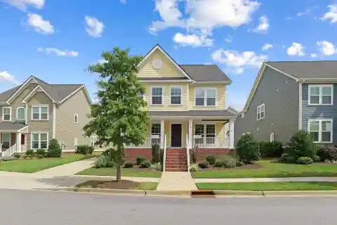 Prime Location in Coveted Hollingsworth Park