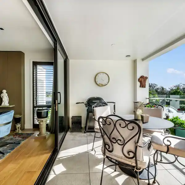 SLEEK PENTHOUSE ON THE EDGE OF REMUERA VILLAGE