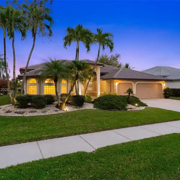 GORGEOUS WATERFRONT POOL HOME IN THE HEART OF CORAL SPRINGS