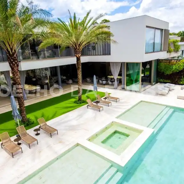 ULTRA-EXCLUSIVE LUXURY MANSION