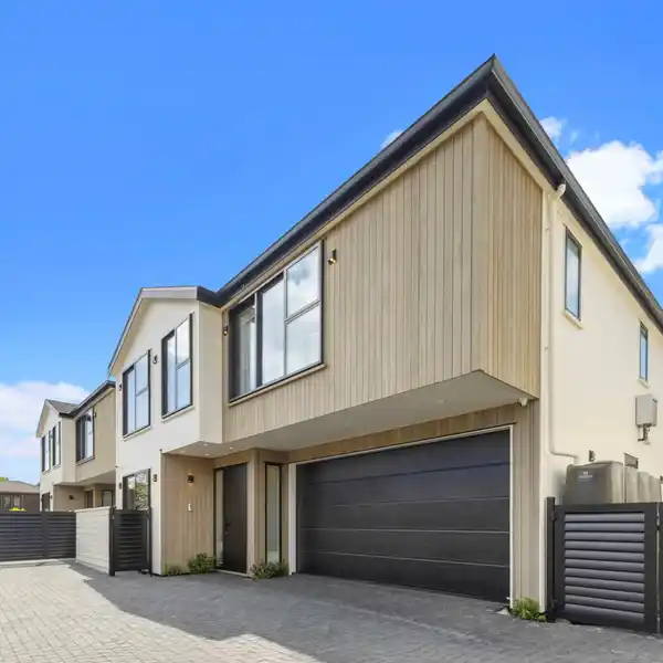 STYLISH NEW BUILD WITH SCHOOLSIDE CONVENIENCE