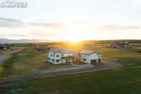 Contemporary Luxury with Pastoral Living