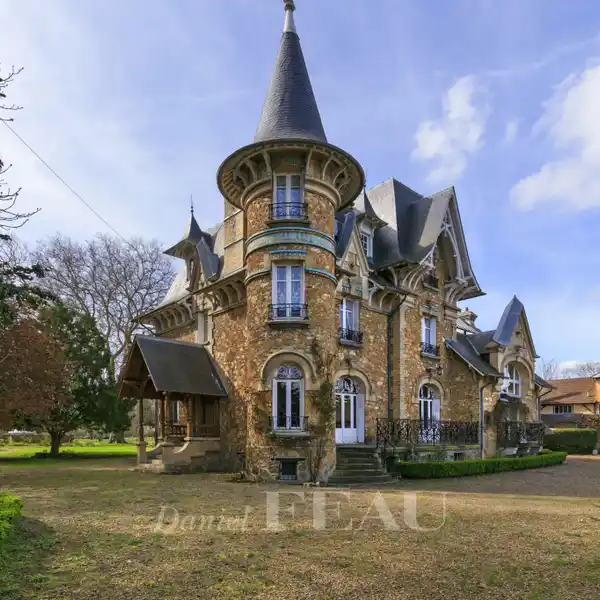 ELEGANT RIVERSIDE VILLA WITH STUNNING BILLIARD ROOM