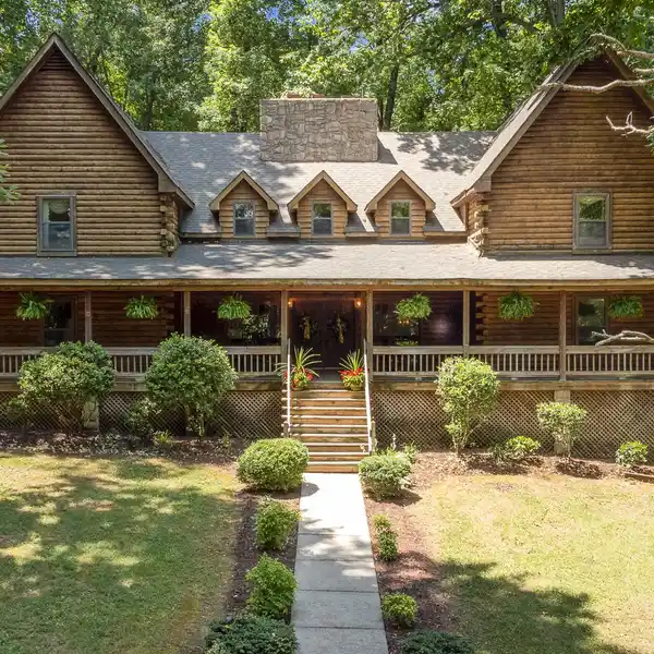 BREATHTAKING CUSTOM LOG HOME