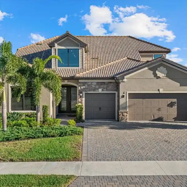 STUNNING STONEWATER MODEL IN SHOREVIEW