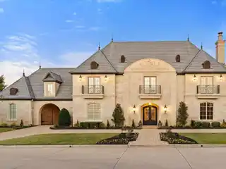 Grand Estate in Prestigious Strawberry Fields