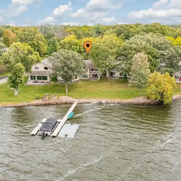 CAREFREE LIVING ON BEAUTIFUL LAKE INDEPENDENCE