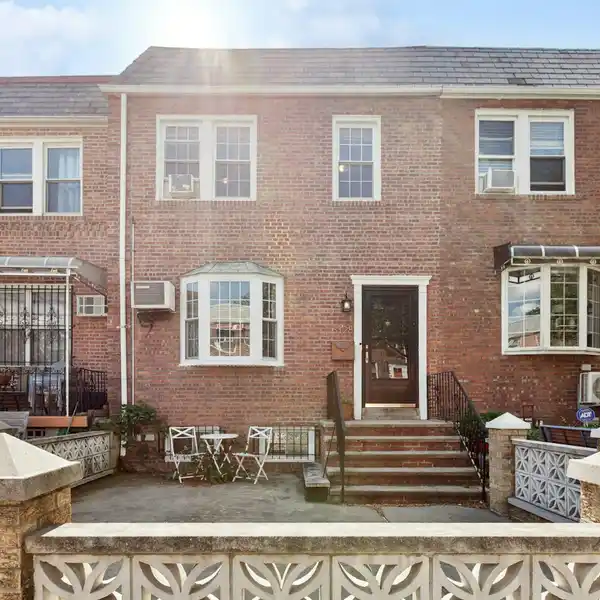 FULLY RENOVATED WOODSIDE TOWNHOUSE