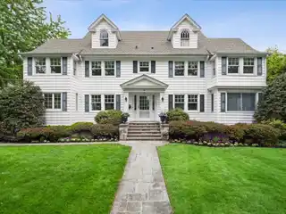 Magnificent Center Hall Colonial in Bonnie Crest
