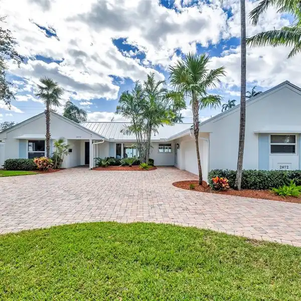 PRISTINE POOL HOME IN HIGHLY SOUGHT-AFTER CORAL RIDGE COUNTRY CLUB