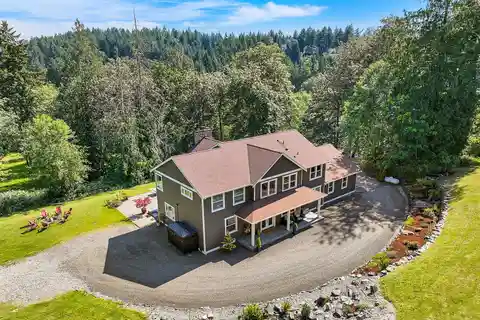 Custom-built Luxury Meets Pacific Northwest Charm