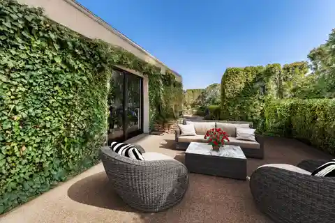 Penthouse Flat in the Sought-after Florissant District
