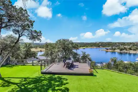 Stunning Lakeside Living