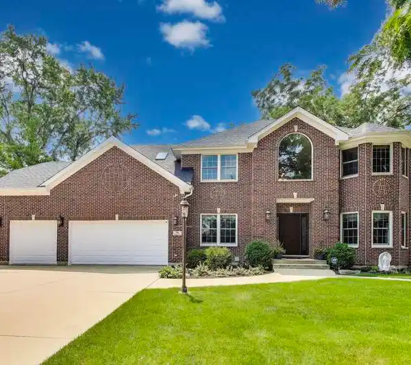 SPACIOUS MOVE-IN READY HOME NEAR METRA