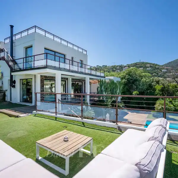 ENTIRELY RENOVATED MID-20TH CENTURY PROPERTY