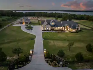 Understated Elegance on 8.4 Pastoral Acres