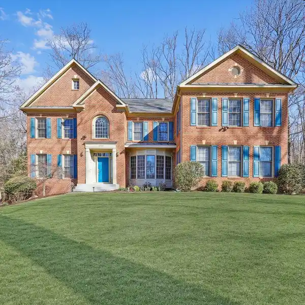 BEAUTIFULLY PRESENTED HOME ON A PRIVATE ACRE