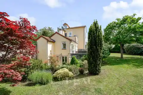 Sunlit Family Oasis with Garden and Terrace