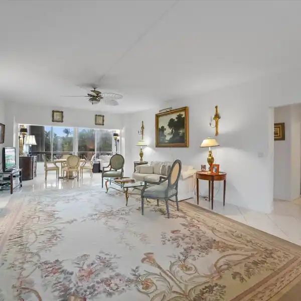 ELEGANT CONDO IN THE HEART OF PALM BEACH
