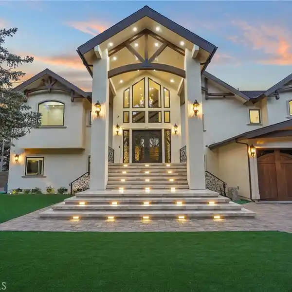 LUXURIOUS MODERN LAKEFRONT HOME