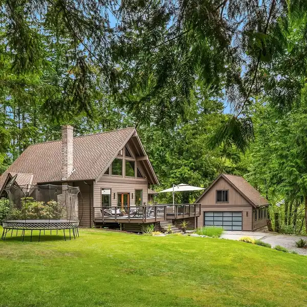 CUSTOM-BUILT ENTERTAINER'S DREAM