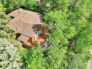 Dream Four-Season Lakefront Retreat