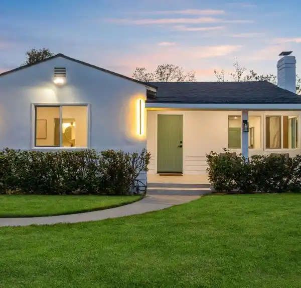 BEAUTIFULLY RENOVATED RESIDENCE IN A VIBRANT NEIGHBORHOOD