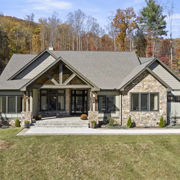 MODERN MOUNTAIN RETREAT WITH LUXE OPEN DESIGN