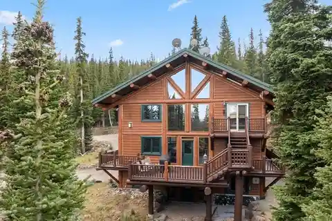 Rustic Charm with Modern Comforts in a Serene Mountain Setting