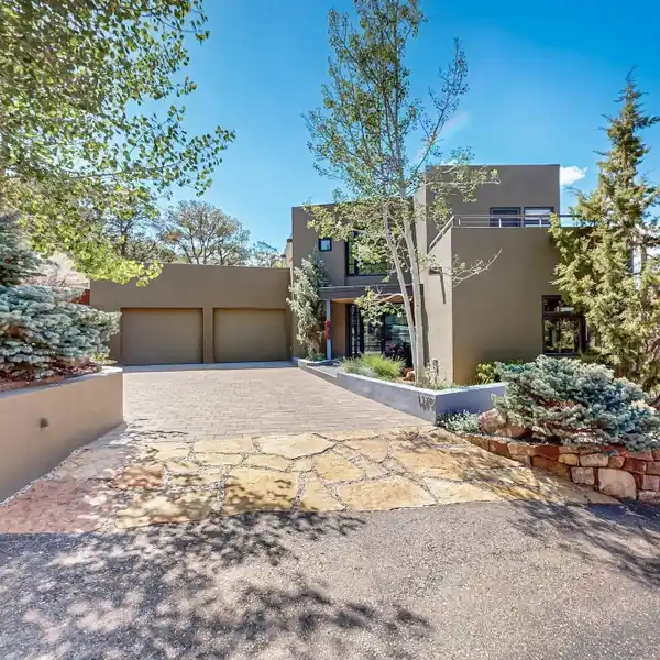 CUSTOM HOME WITH UNBEATABLE MOUNTAIN VIEWS