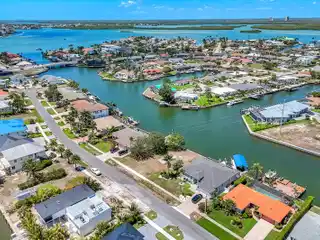 Beautifully Maintained Coastal Retreat