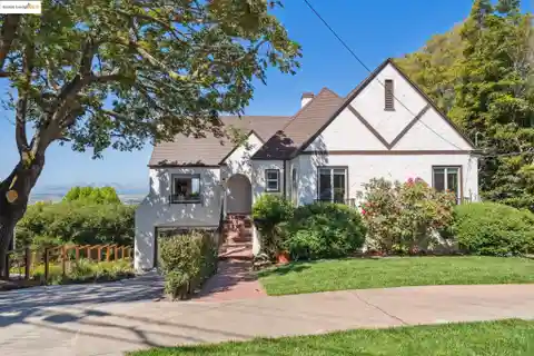 A Gem with Panoramic Views and Custom Finishes Throughout