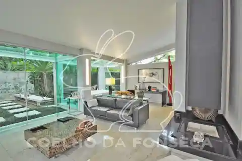 Gorgeous Sun-Filled Modern Residence