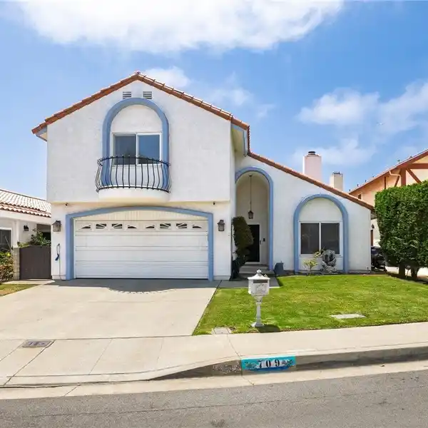 ENERGY-EFFICIENT LUXURY IN PRIME CUL-DE-SAC LOCATION