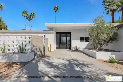 Beautifully Updated Mid-century Modern Home in South Palm Springs