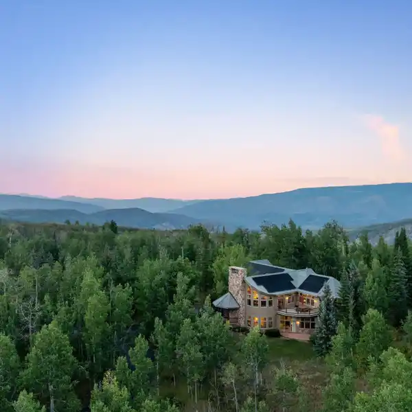 57-ACRE ESTATE IN LAKE CREEK VALLEY