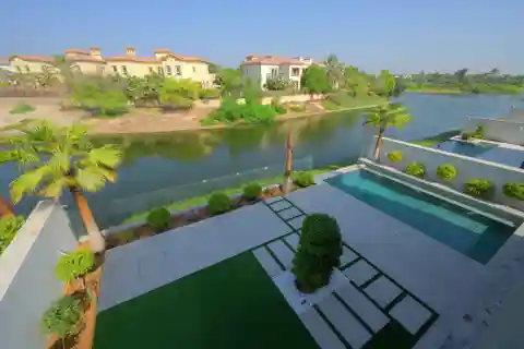 Custom-Built Villa Backing on to Jumeirah Islands Lake