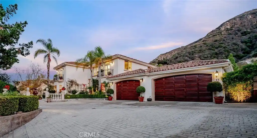 Unparalleled Privacy and Serenity in a Prestigious Gated Community