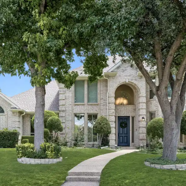 ELEGANT POOL HOME ON A QUIET CUL-DE-SAC