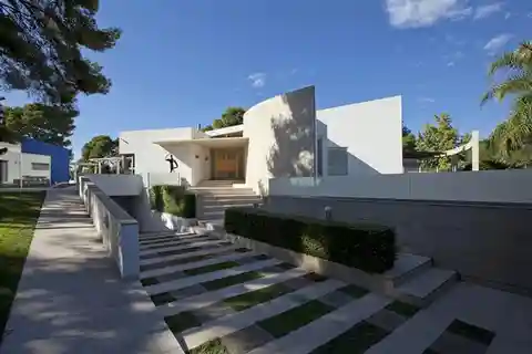 Bright and Spacious Villa