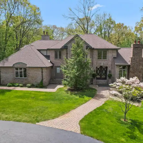 ARCHITECTURAL MASTERPIECE ON A SERENE CUL-DE-SAC